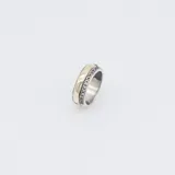 Anillo de plata 925 con detalles en oro y circonias, diseño elegante y moderno.