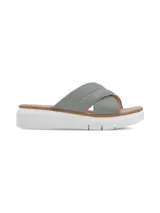 Sandalia de cuero color gris con tiras cruzadas, suela anatómica acolchonada y plataforma blanca.