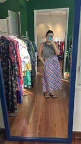 Falda midi de popelina de algodón con estampado de flores pequeñas.