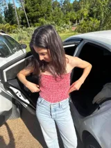 Top strapless rojo y blanco con estampado de cuadros vichy y textura fruncida.