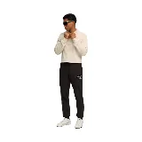 Pantalón de jogging negro Puma Class Better para hombre, con cintura elástica ajustable con cordón, bolsillos laterales y logo Puma Athletics estampado en blanco en el muslo izquierdo.