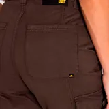 Pantalón cargo marrón con corte recto, bolsillos laterales con solapa y cierre con cremallera y botón.