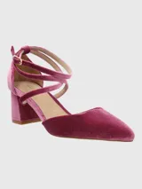 Zapato de tacón color fucsia de terciopelo, con punta fina y tiras cruzadas en el empeine que se atan al tobillo. El taco es ancho y de altura media.