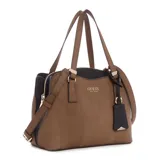 Bolso Guess modelo Lyndi Chica, color marrón con textura tipo reptil y detalles en negro. Tiene doble asa de mano, correa bandolera ajustable y extraíble, cierre superior con cremallera y logo Guess en el frente.