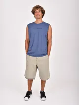 Musculosa sin mangas color negro, con cuello redondo y un pequeño estampado frontal en color claro.