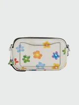 Bandolera Marc Jacobs modelo The Wild Daisy Snapshot, color crema con estampado de flores de colores, logo plateado en el frente y correa ancha ajustable con monedero extraíble.
