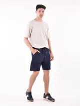 Bermuda deportiva azul marino con cintura elástica ajustable con cordón.