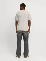 Camiseta de manga corta color beige con bloque central blanco con la palabra "Originals" en relieve.