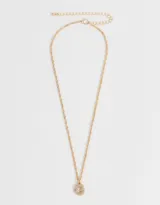 Cadena corta dorada con dije de la letra A cubierto de strass.