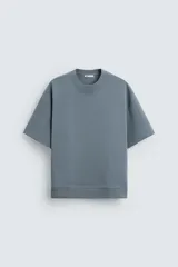 Sudadera azul de corte holgado, cuello redondo y manga corta.