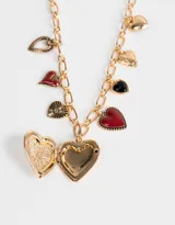 Collar corto dorado con cadena gruesa y dijes de diferentes corazones, con esmaltados y bajo relieve.