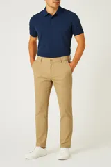 Pantalón de vestir color camel, de corte recto, con bolsillos laterales y traseros.