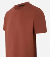 Remera de algodón color ladrillo, corte slim fit, cuello redondo y mangas cortas.