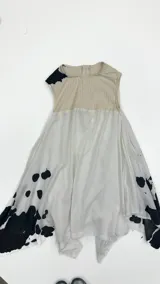 Vestido blanco sin mangas, con la parte superior de punto acanalado color beige y la falda con estampado de manchas negras.