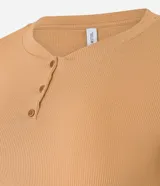 Blusa color caramelo de rib con cuello redondo, manga corta con detalle de retilínea contrastante en blanco y cierre frontal con botones.