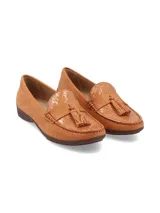 Mocasín color borgoña con textura reptil, detalle de antifaz en nobuck y borlas.