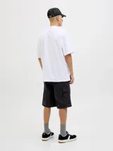 Short cargo negro de Jack & Jones, corte holgado, con múltiples bolsillos delanteros, traseros y laterales.