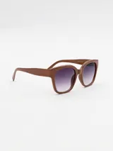 Lentes de sol marrones con marco cuadrado y lentes degradadas de marrón a violeta.