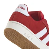 Championes Adidas Grand Court Alpha, color rojo con las tres tiras laterales en blanco y suela blanca con base marrón. Confeccionados en cuero sintético con forro interior suave y mediasuela Cloudfoam para mayor amortiguación.
