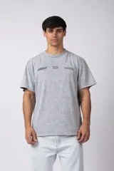 Remera gris con efecto lavado, cuello redondo y estampado con motivos de automovilismo.