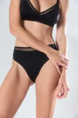 Bombacha vedetina clásica de tiro alto color negro, con cintura de tul.