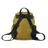 Mochila negra de nylon con tapa y broche metálico. Tiene apertura superior con broche, bolsillos internos, bolsillo con cierre metálico al frente y laterales. Tiene asas rígidas de mano y correas regulables para colgar en la espalda.