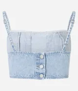 Top corto de jean celeste con breteles finos ajustables, escote recto, bolsillos delanteros con solapa y cierre trasero con botones.