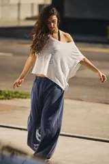 Remera corta gris de calce holgado con espalda abierta.