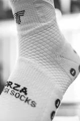 Medias deportivas blancas con logo de la marca en negro.