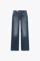 Pantalón de jean celeste claro, de tiro bajo, corte wide leg y largo hasta el tobillo. Tiene cinco bolsillos, cierre frontal con cremallera y botón metálico.