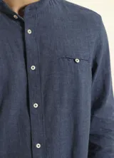 Camisa rosada de lino y algodón, con cuello mao, manga larga y bolsillo de parche en el pecho.
