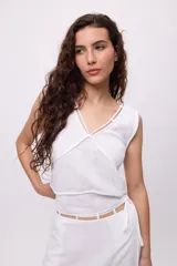 Musculosa celeste de algodón con escote en V y breteles finos.