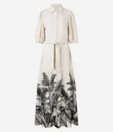 Vestido chemise evasé midi de viscolino color crema, con mangas abullonadas cortas, cuello camisero, botones delanteros, cinturón tejido para lazo en la cintura y bajo fruncido con estampa de palmeras y follaje.