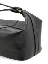 Neceser marrón con textura de piel de cocodrilo, cierre superior con cremallera y correa de mano lateral.