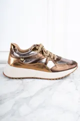 Zapatillas deportivas de cuero metalizado color cobre y plateado, con cordones color beige, suela de goma blanca y logo de la marca en el lateral.