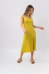 Vestido midi verde oliva de tejido acanalado, con escote en V y silueta al cuerpo con caída fluida.