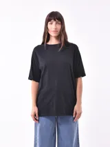 Remera negra de corte holgado y mangas cortas.
