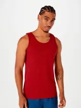 Musculosa básica de hombre color rojo, corte slim.