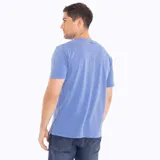 Remera azul melange de algodón con cuello redondo y bolsillo abierto en el pecho.