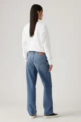 Pantalón de jean celeste de corte holgado.