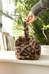 Mini bag de diseño en animal print, ideal para llevar esenciales a eventos.
