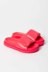 Sandalias negras con plataforma y tira ancha acolchada sobre el empeine.