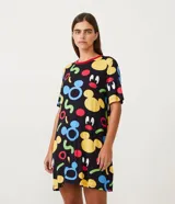 Camisón corto negro de viscolycra con estampado de Mickey Mouse, cuello redondo y mangas cortas con ribete rojo.