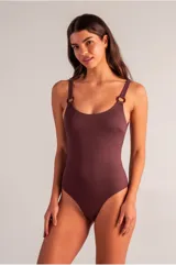 Bañador marrón chocolate con tejido de canalé, escote redondeado, espalda abierta, tirantes anchos con hebillas a tono y copas extraíbles.