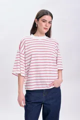 Remera blanca con rayas horizontales rojas, cuello alto y mangas 3/4.