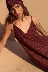 Vestido marrón con estampado animal print y corte midi.