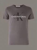 Remera gris de manga corta con cuello redondo y logo de Calvin Klein Jeans estampado en el frente.