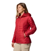 Campera puffer Columbia Silver Falls II Hood color azul marino, con capucha, cierre frontal completo, bolsillos laterales con cierre y puños elásticos. Confeccionada con tecnología Omni-Shield que repele la humedad y Thermarator que mantiene el calor.