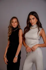 Conjunto tejido de chaleco y pantalón, talle único. El chaleco es sin mangas y con cuello alto. El pantalón es de corte ancho.