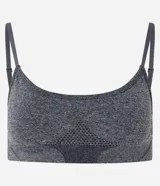 Top deportivo gris sin costuras, con breteles finos ajustables en hombros y espalda.